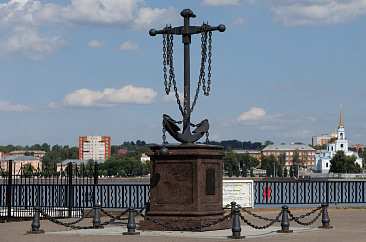 Памятник-якорь в Воткинске: символ судостроительного прошлого и место встреч на набережной пруда